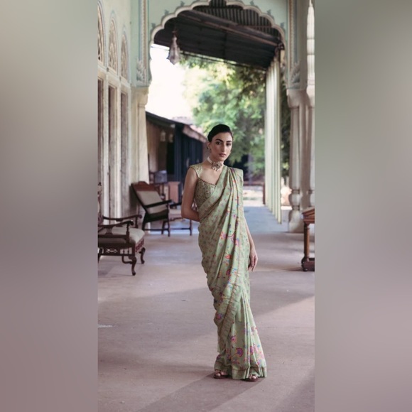 Selling Drishti and Zahabia saree only NWT - Picture 1 of 3